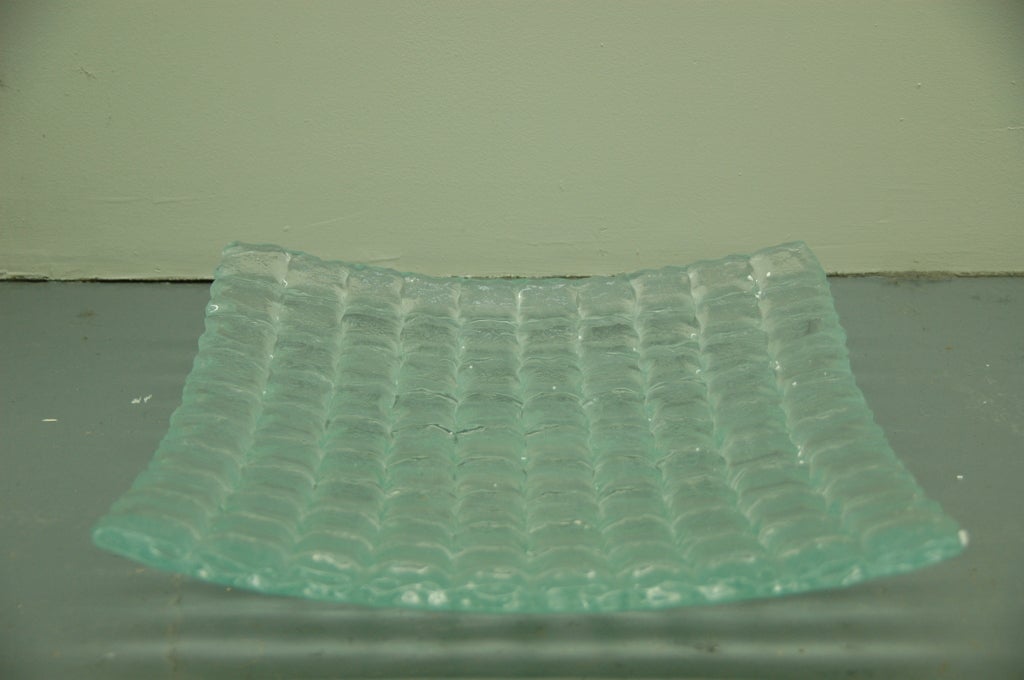 Eine schön ausgeführte große Glasschale mit einem eingeschnittenen Muster aus Quadraten. Schön in Kombination mit der aufgeführten dunklen Version.