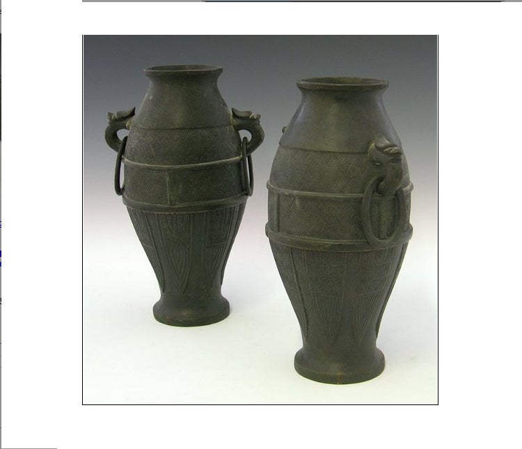 Ein Paar balusterförmiger Bronzevasen aus Japan, aus dem späten 19. oder frühen 20. 

Jede Vase aus patinierter Bronze hat auf beiden Seiten Ringgriffe, die über Elefantenköpfe befestigt sind. In der Mitte jeweils ein Grundmuster aus