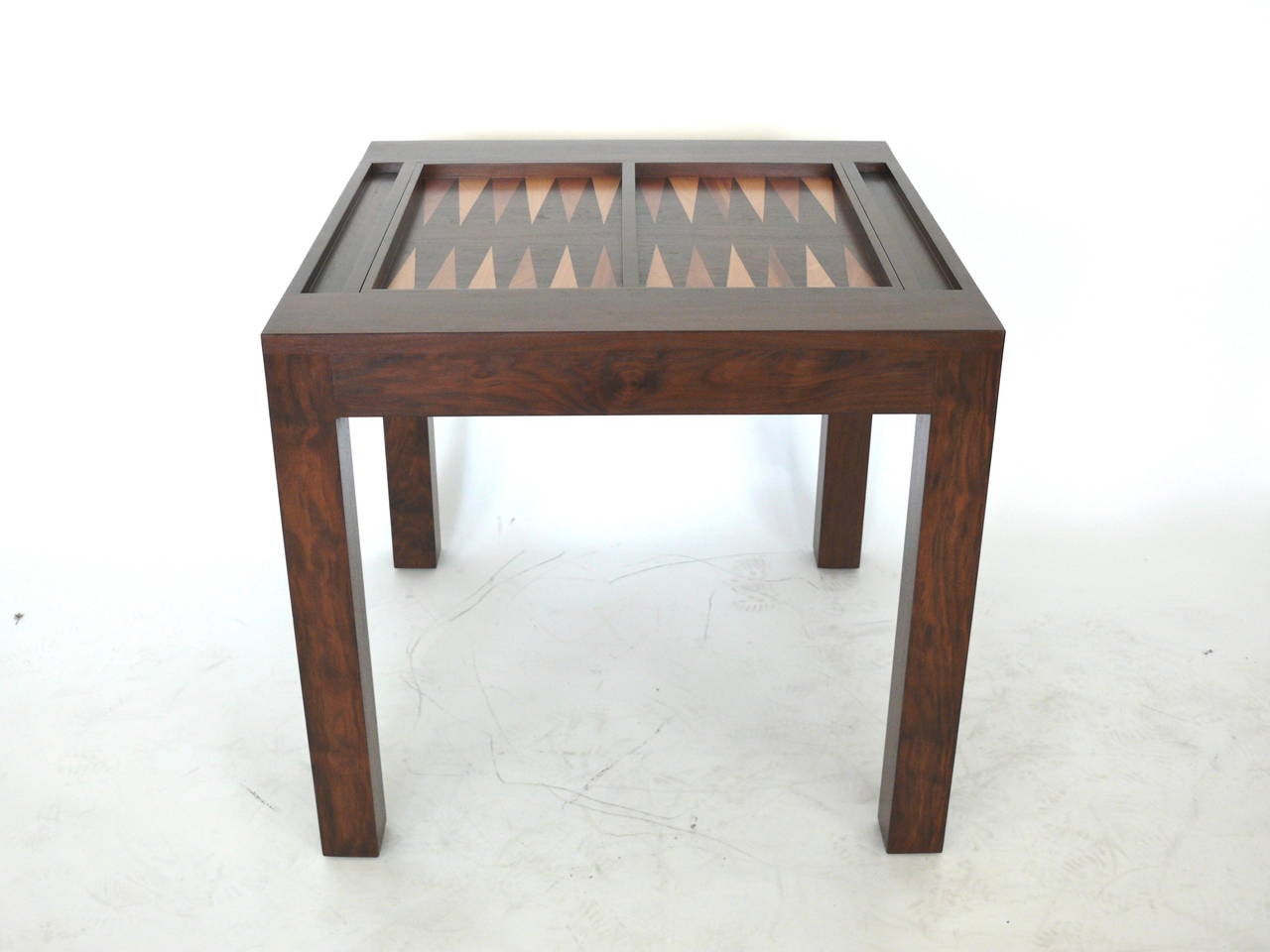 Tavolo da backgammon in stile Parson di nuova produzione e rifinito in noce medio. Il tabellone del gioco è intarsiato a mano in mogano e faggio. La superficie di gioco si ribalta per rivelare un piano in noce massiccio perfetto per i giochi da