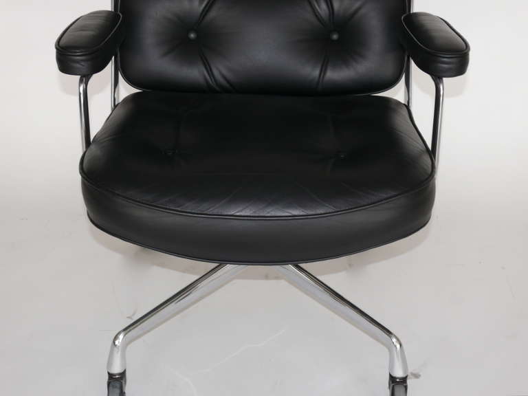 Eames Time Life Chair In Excellent Condition In Beverly Hills, CA