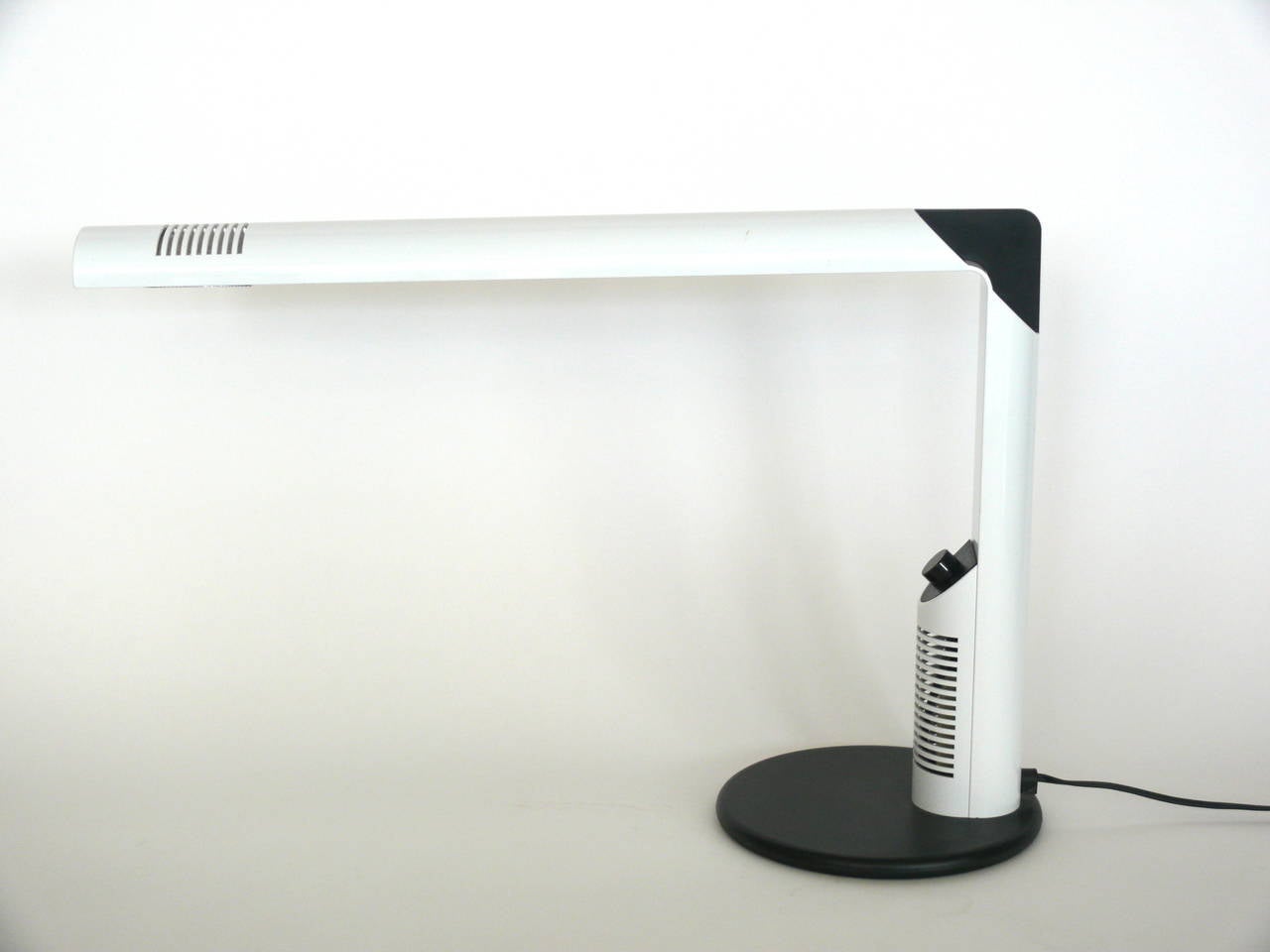 Sleek Italian table lamp by Frattini for Luci. Long light arm extends over black circular rubber base. Clean, modern design. Newly rewired. Illuminates beautifully.