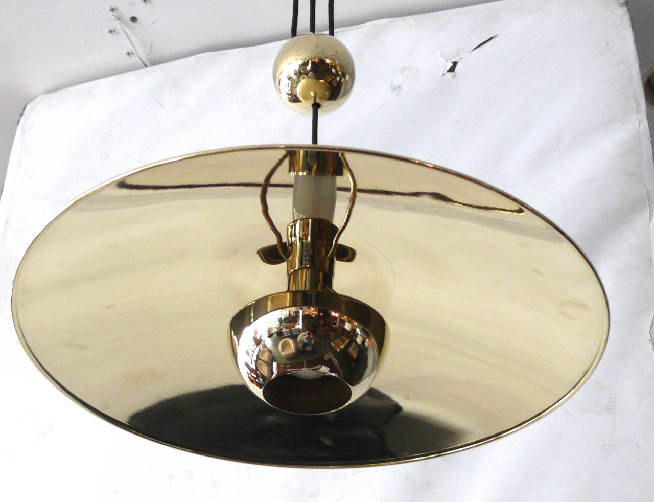 Handsome Florian Schulz counter balance pendant in a polished brass finish. Newly rewired black cloth twist covered cord. Easily adjustable height. Excellent vintage condition. Additional Florian Schulz pendants available.