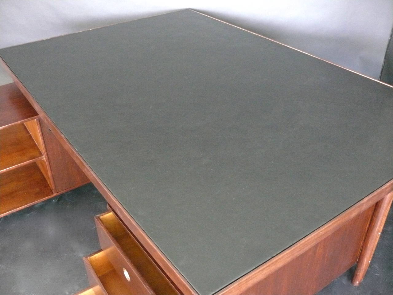 Desk by Pierre Jeanneret 4