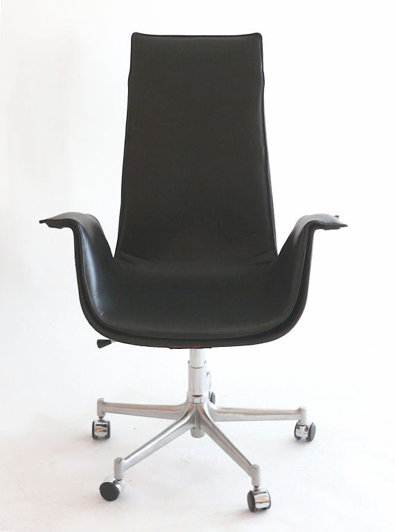 Classic Preben Fabricius bird desk chair, the curved dark brown leather body resting on a five leg chrome base. Sometimes also referred to as the tulip chair. Rolls great with clean casters.