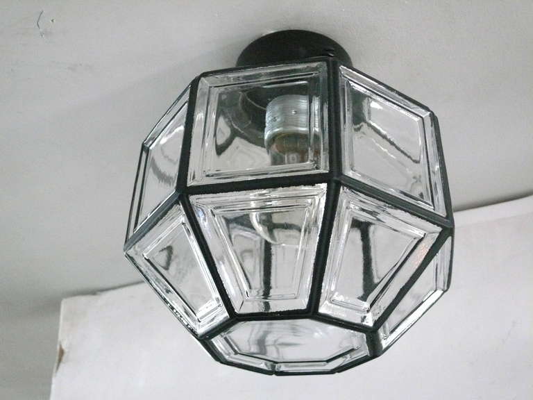 Encadrement autrichien en verre fait d'un épais verre clair avec un encadrement en fer incrusté de chaque côté du verre. Capot en finition bronze huilé. Nouvellement recâblé. Disponible en plusieurs exemplaires et également en version pendante.
