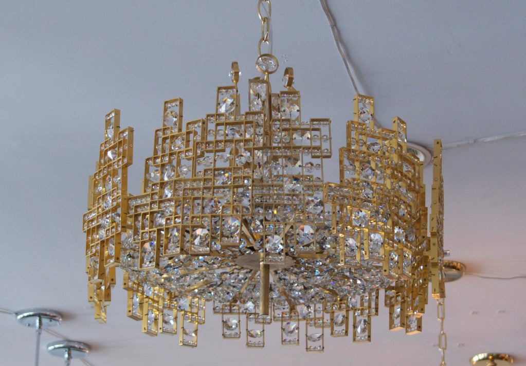 Gorgeous crystal chandelier by Lobmeyr. Large individual 