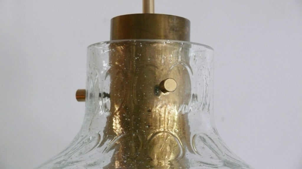 Autrichien Petite suspension globe en verre en vente