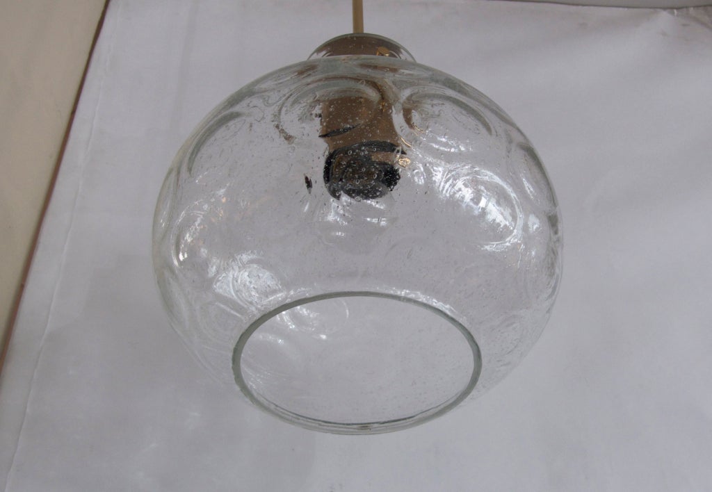 Petite suspension globe en verre en vente 1