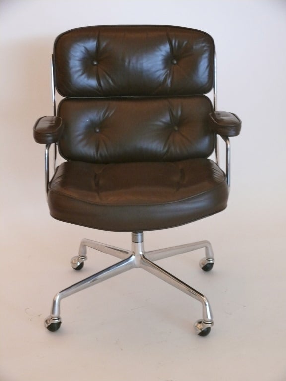 Vintage Time Life Chair designed by Charles and Ray Eames for the Time Life Building in New York. Original dark brown chocolate leather in nearly perfect condition, newly polished aluminum frame and original 4 star base and casters. Swivels and is