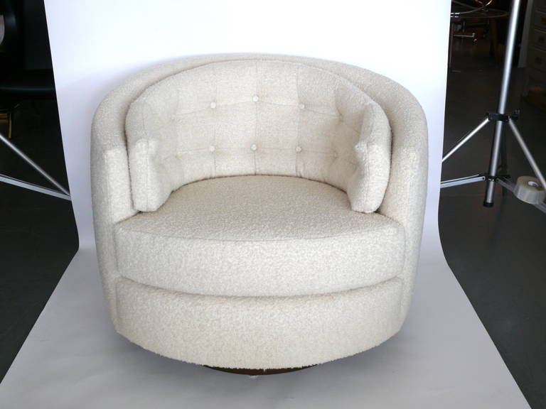 Classic pair of vintage swivel chairs in the style of Milo Baughman. Round tub chairs with tufted biscuit back cushion. Newly reupholstered in a wool bouclé fabric. New walnut bases added.