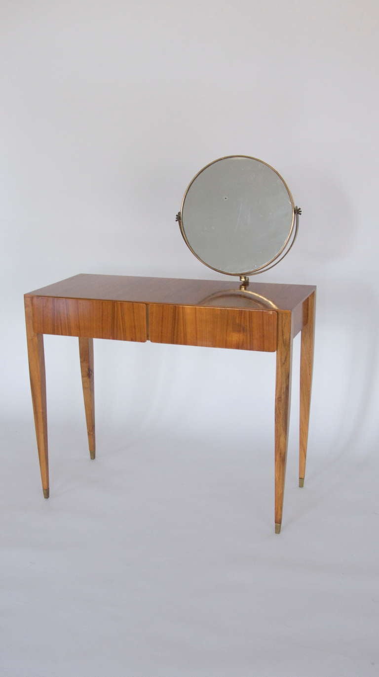 Elegant vanity dressing table designed by Gio Ponti. Original walnut wood finish with beautiful grain, slender tapered legs with brass feet, and adjustable brass original framed mirror. By Gio Ponti for Giordano Chiesa for the Hotel Parco dei
