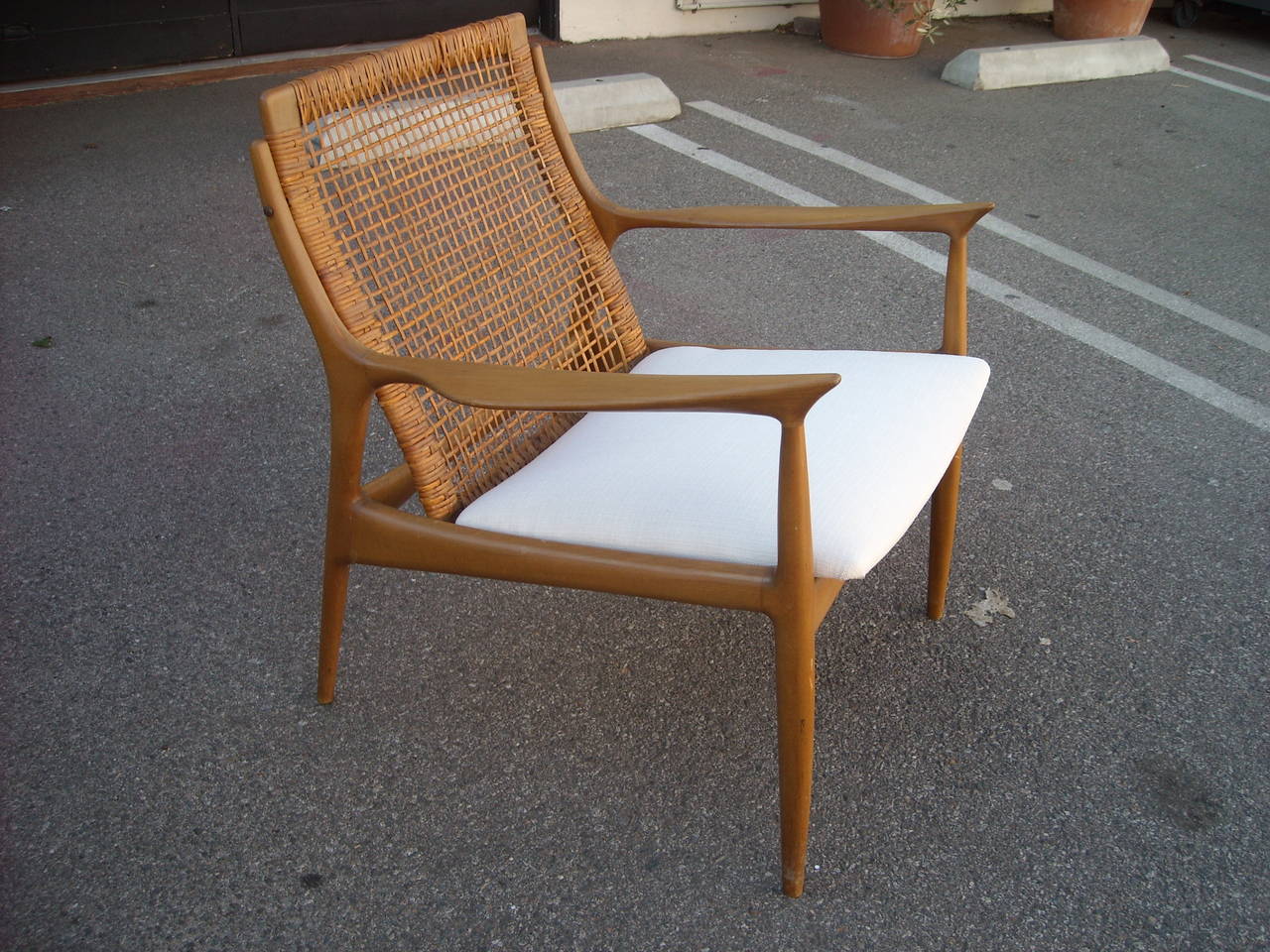 Nice and elegant lines in this caned back chair. Just amazing and great modern lines. The chair has bean cleaned and new synthetic silk seat, some repairs and light scratches.