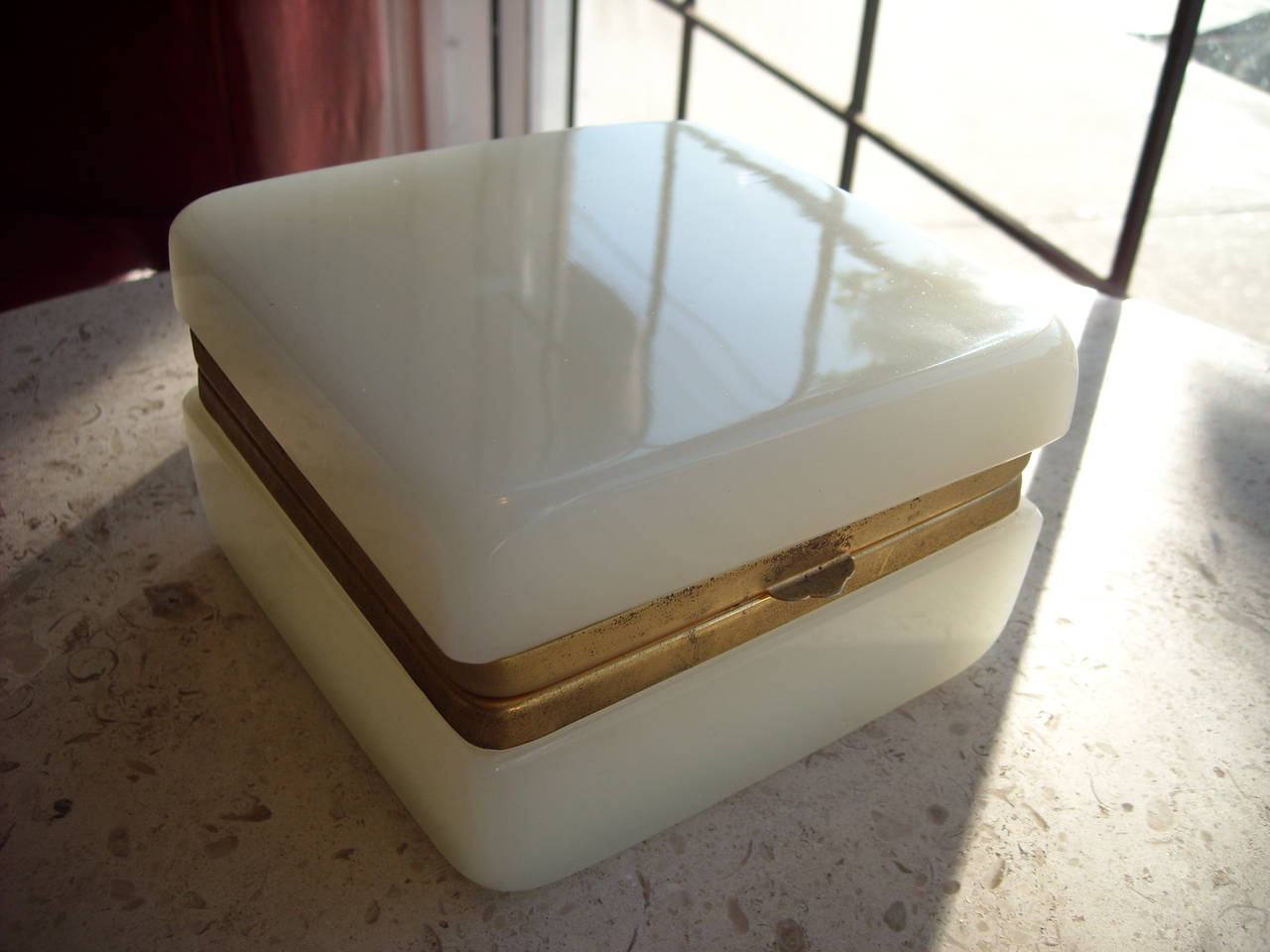 Just an amazing clean lines in this opaline box. This box is in excellent condition.