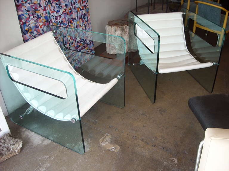Une paire de chaises modernistes étonnantes. La chaise 