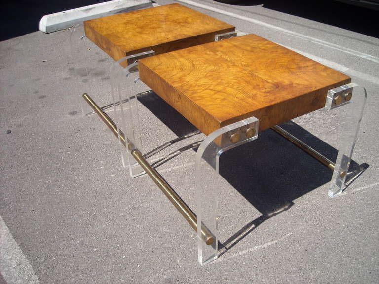 Milo Baughman Pair of Burl, Lucite and Brass Side or End Tables In Good Condition In Los Angeles, CA