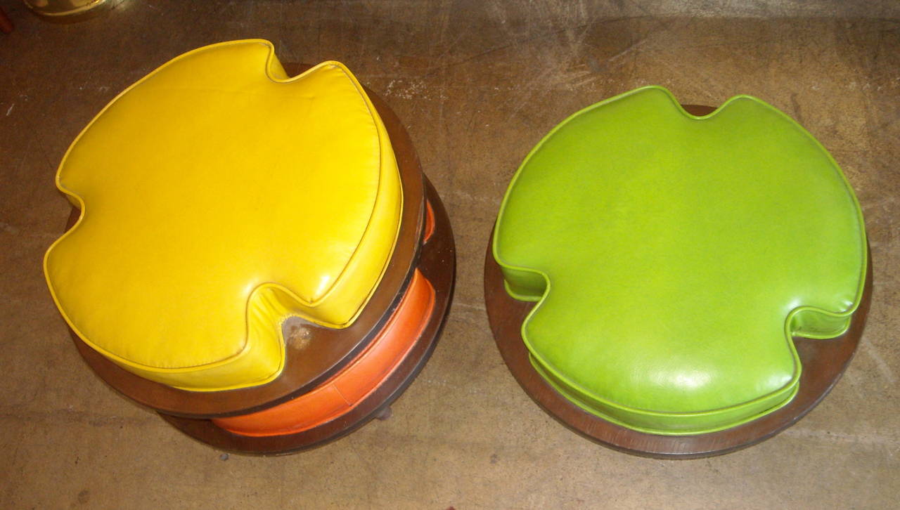Great and practical trio stools in vinyl.