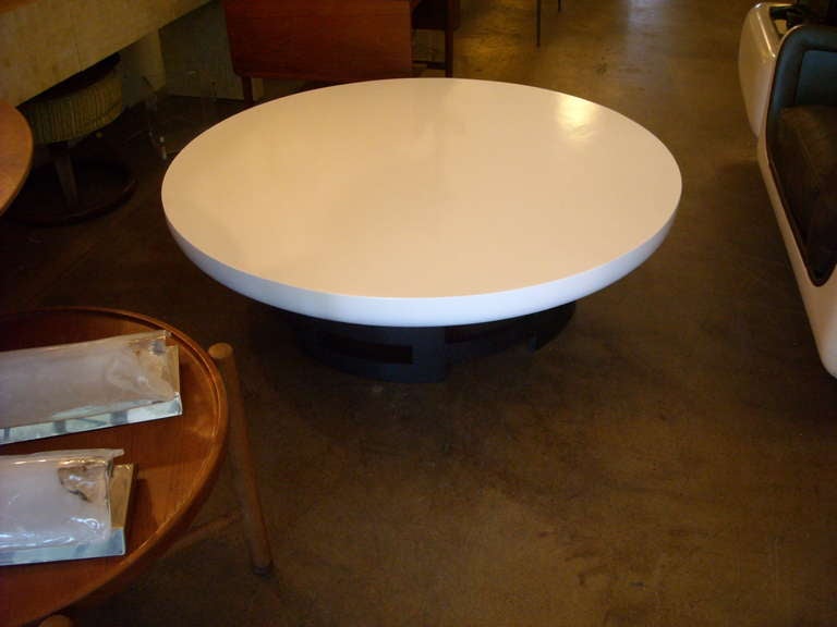 Mid-Century Modern Kittinger Round Cocktail / Coffee Table.