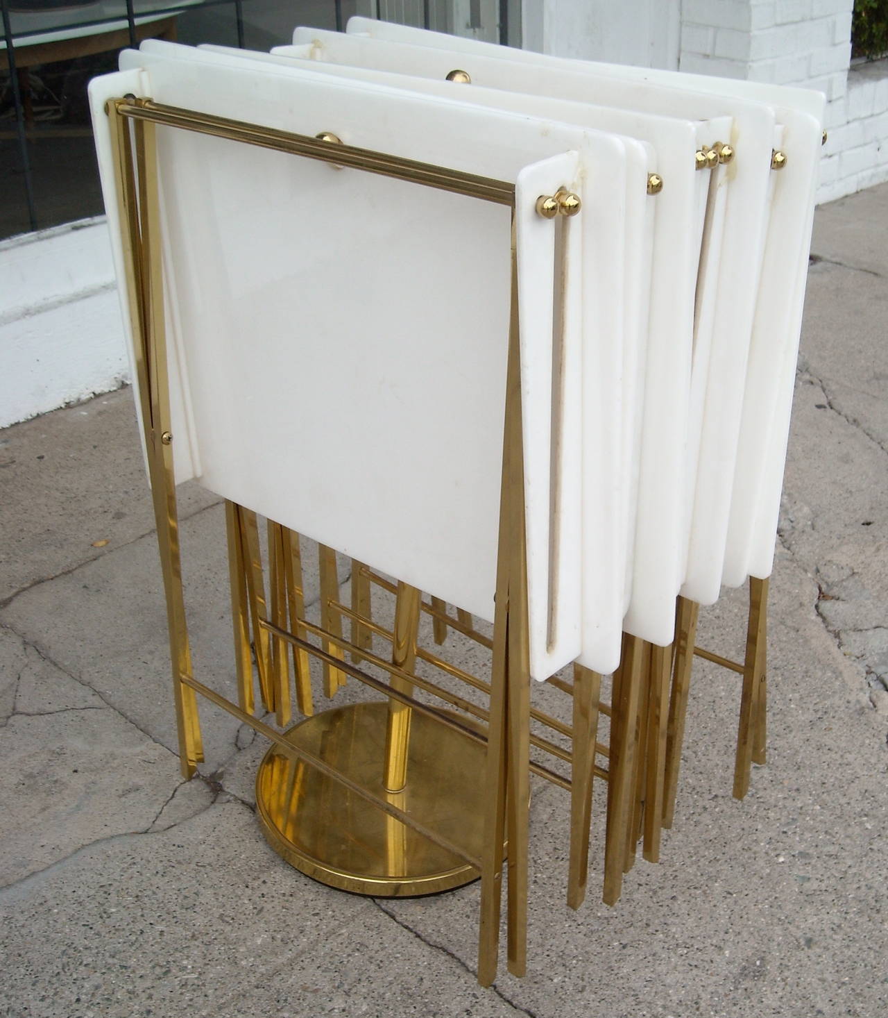 Charles Hollis Jones Set of Six Acrylic and Brass Serving Tray Tables and Stand In Excellent Condition In Los Angeles, CA
