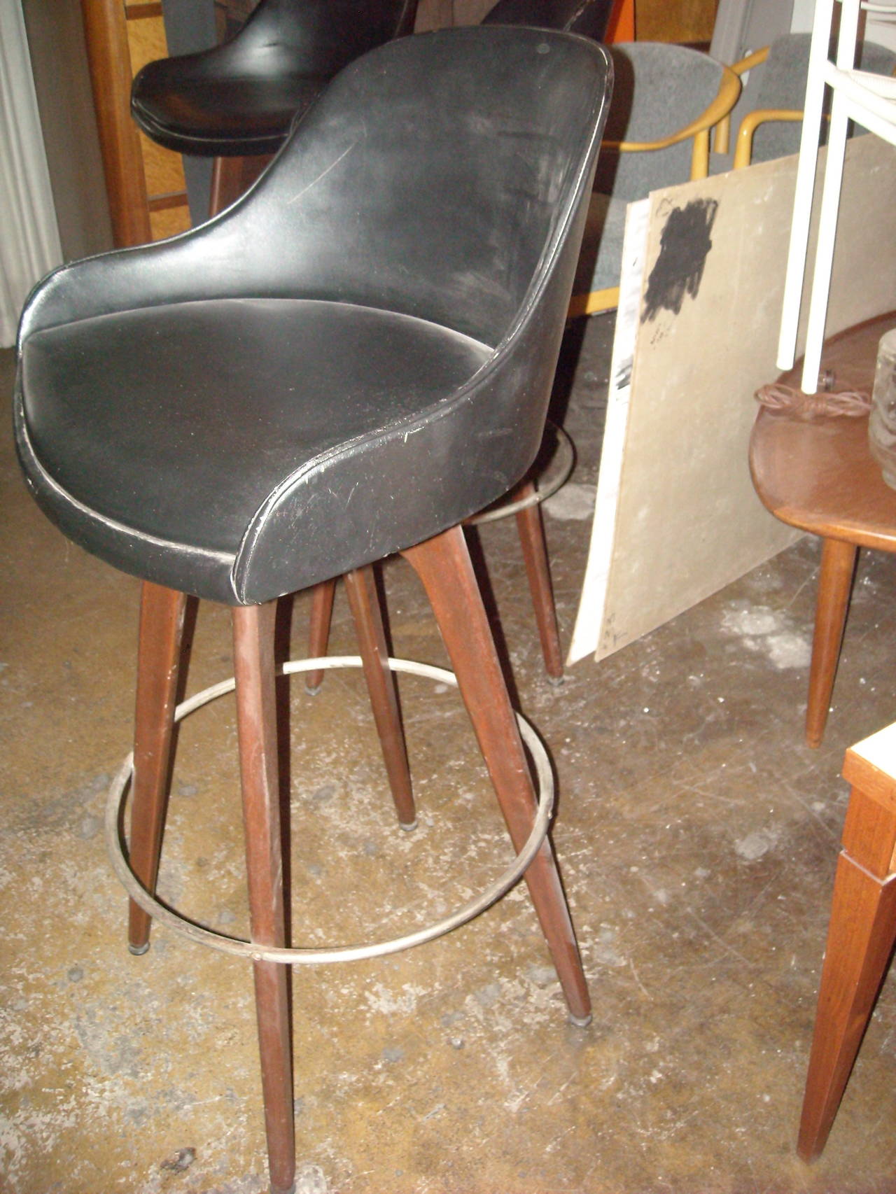 Nice and very modern design in these set of three bar stools. Nice old vintage vinyl.