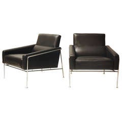 Ein Paar Arne Jacobsen „SAS“-Stühle