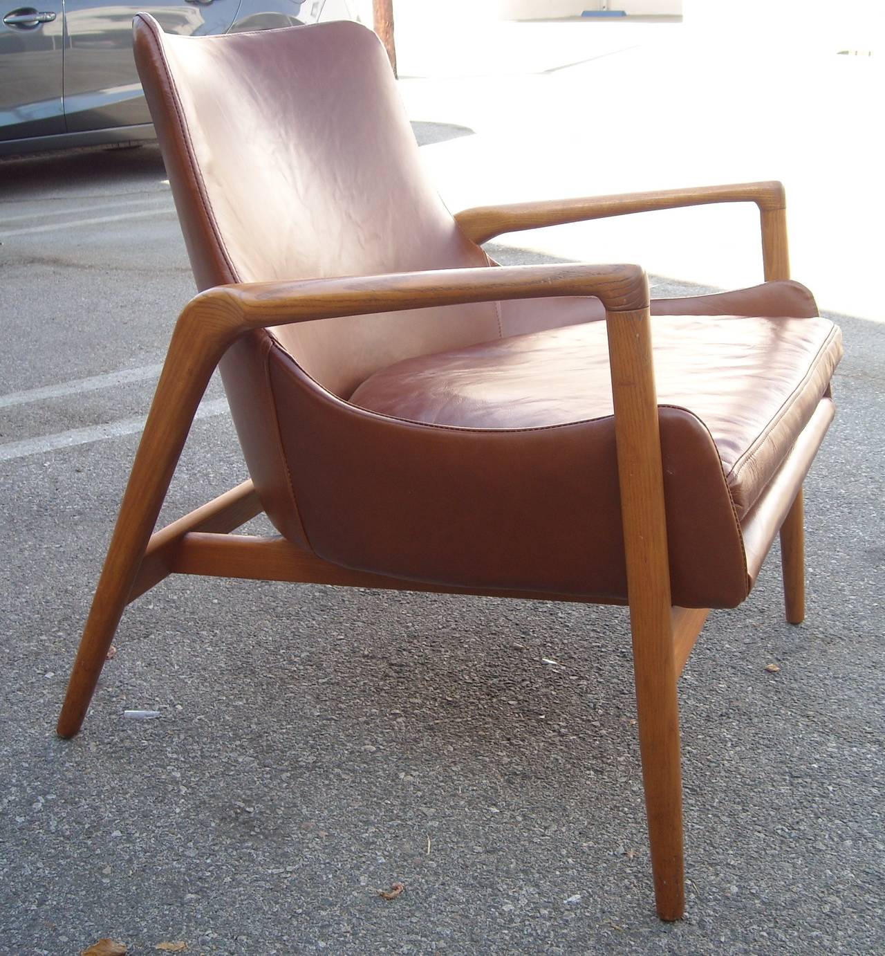 Very nice and elegant modern design in this "easy chair" by IB Kofod-Larsen. New leather in a caramel color / light brown.