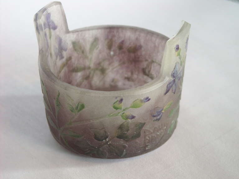 XX secolo Vaso in vetro inciso in miniatura Daum Lorraine Nancy firmato, con croce di Lorena in vendita