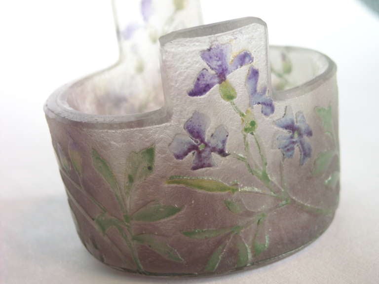 Art Nouveau Vaso in vetro inciso in miniatura Daum Lorraine Nancy firmato, con croce di Lorena in vendita