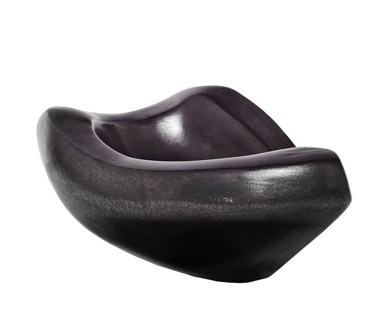 A beautiful forme libre bowl with contours so unpredictable that it appears to be a different piece with each new viewing angle. The perfect vessel to serve nuts or sweets in if you happen to live in an André Bloc 