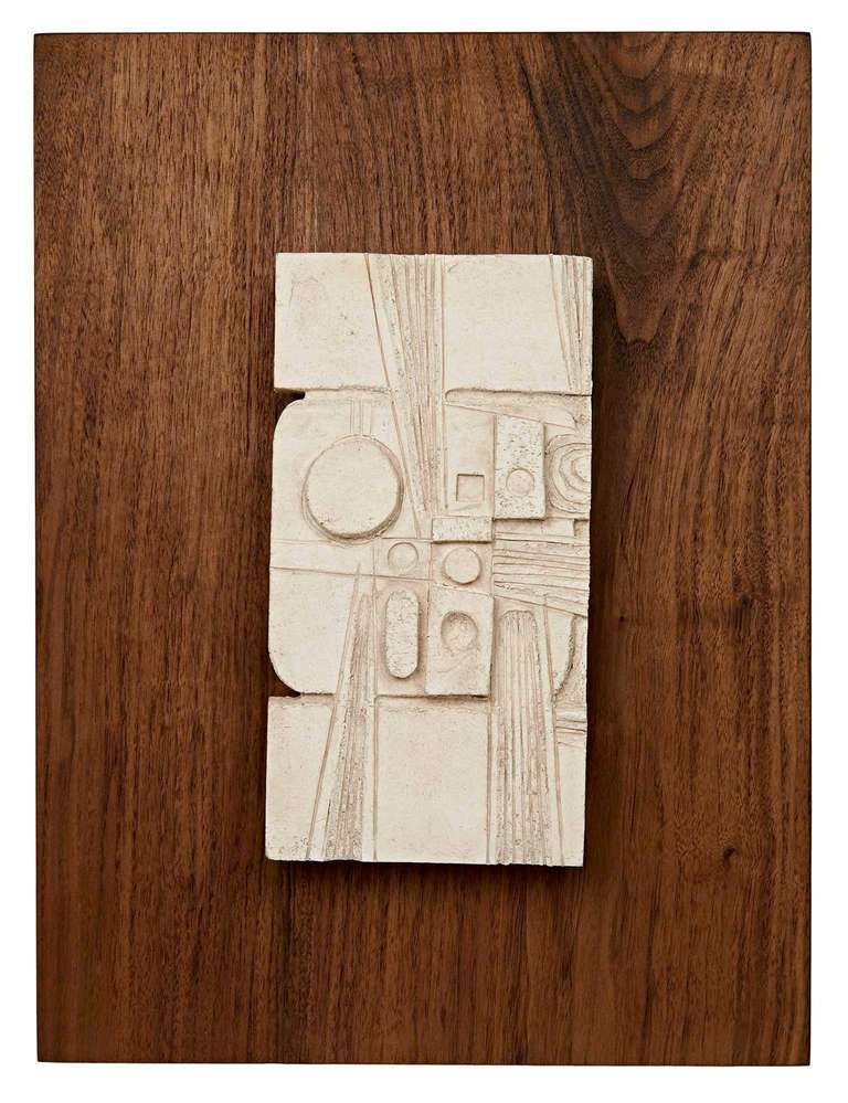 Diese Keramik-Maquette wurde von Jean Derval als Studie für eine Wandskulptur angefertigt. Es wurde auf eine Platte aus geöltem Nussbaumholz montiert und ist bereit:: ausgestellt zu werden. Als junger Mann war Derval Picassos Assistent in der