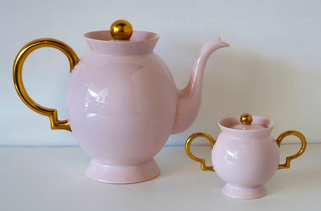 A tea / coffee pot and a sugar bowl in fantastic pink porcelain with 24 ct. gold-plated decoration. This service was designed by Gio Ponti for Richard-Ginori, where Ponti served as director of design for much of the 1920s and 1930s. In 1924, the