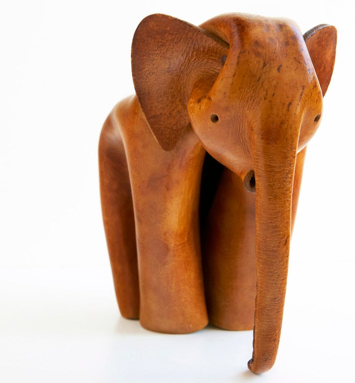 A half-century ago, a German company called Deru made beautifully crafted figures of various animals with an imaginative, origami-like technique of crimping, cutting, folding, sewing, and riveting a single piece of cognac-colored natural leather.