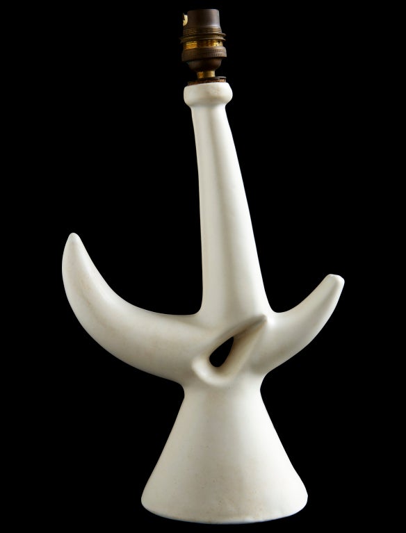 Lampe de table sculpturale en céramique de Roger Capron, datant de 1953. Les photos le montrent avec son matériel électrique français d'origine, mais la conversion complète au matériel et au câblage américains est incluse dans le prix. Cela permet
