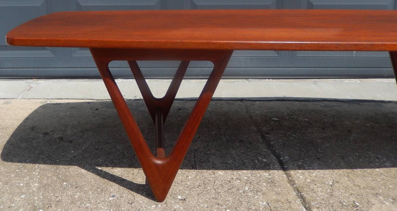 Phenomenal Kurt Ostervig teak coffee table, made for Jason Mobler and dating to 1966. 

Elegant form with desirable surfboard shaped top and terrific wood grain. 

Stamped underneath, as seen in photos. Excellent finish and condition.