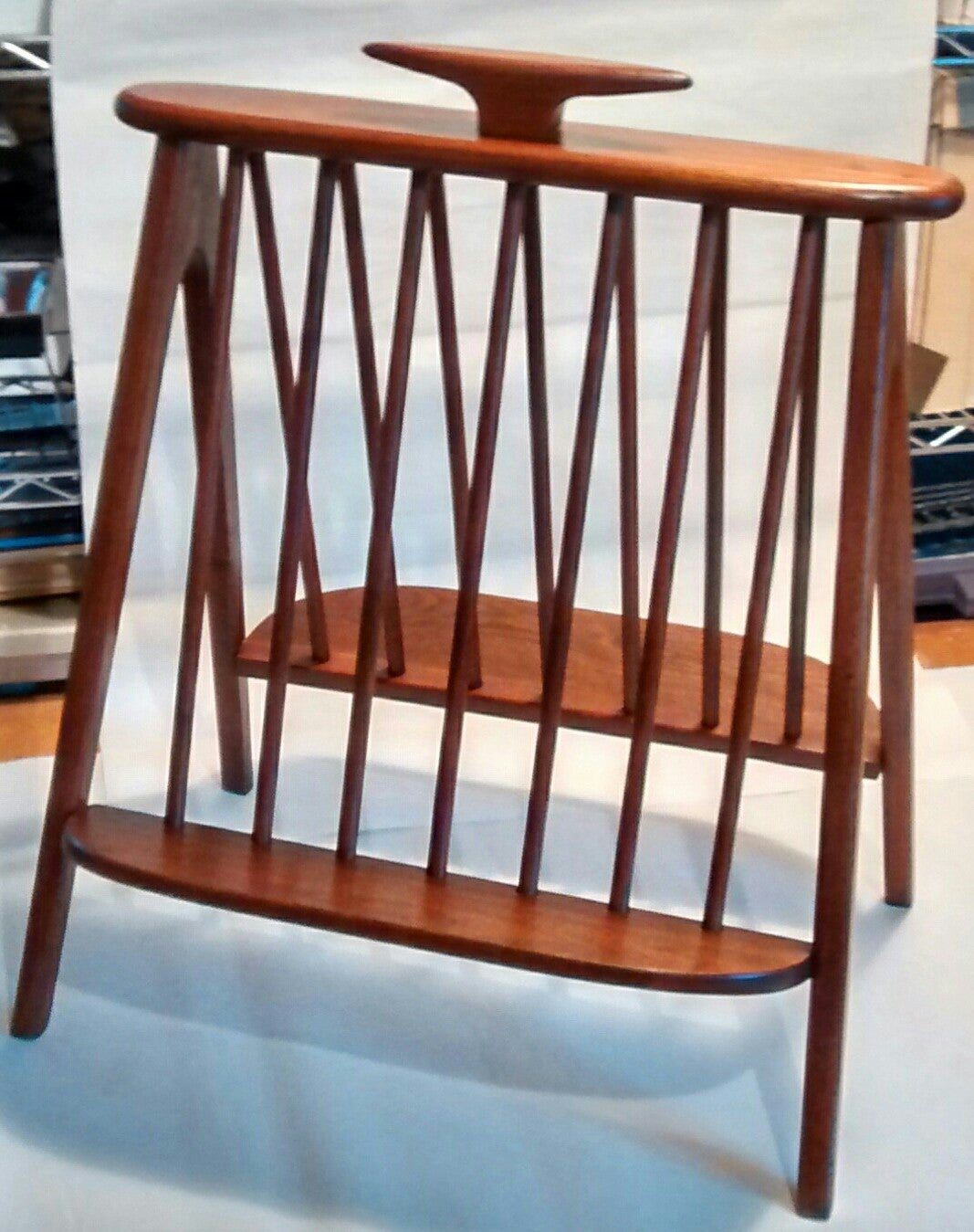 Lovely Arthur Umanoff designed walnut magazine stand or rack, dating to the 1960s. 

Unusual form where the magazines could be racked vertically, horizontally, or 