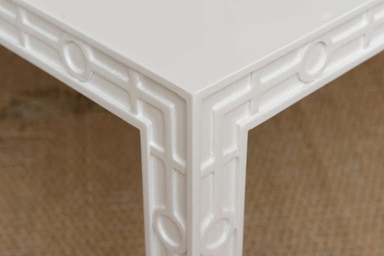 Pair of White Lacquered Wood Graphic and Sculptural Side or End Tables Vintage In Good Condition In North Miami, FL