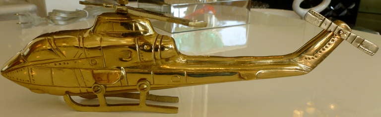 Fabelhafte Hubschrauber-Skulptur aus massivem Messing 4
