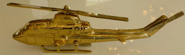 Fabelhafte Hubschrauber-Skulptur aus massivem Messing (Moderne)