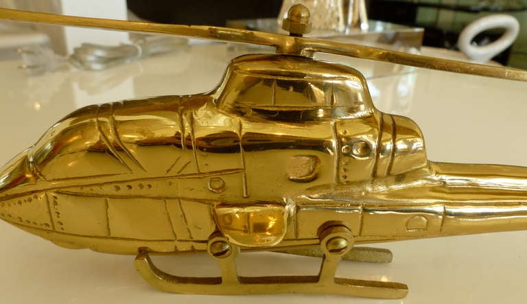 Fabelhafte Hubschrauber-Skulptur aus massivem Messing (amerikanisch)