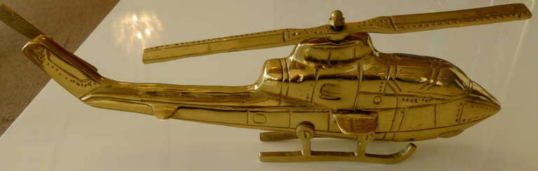 Fabelhafte Hubschrauber-Skulptur aus massivem Messing (Mitte des 20. Jahrhunderts)