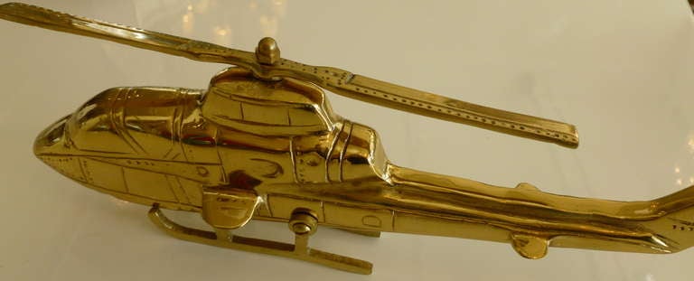 Dieser schwere Miniatur-Hubschrauber aus massivem Messing ist mit allen Schrauben und Muttern ausgestattet. 
Ein tolles Schreibtisch-Accessoire und eine tolle Skulptur / Objekt / Spielzeug.... SEHR DETAILLIERT!
Der Propeller und der Flügel bewegen