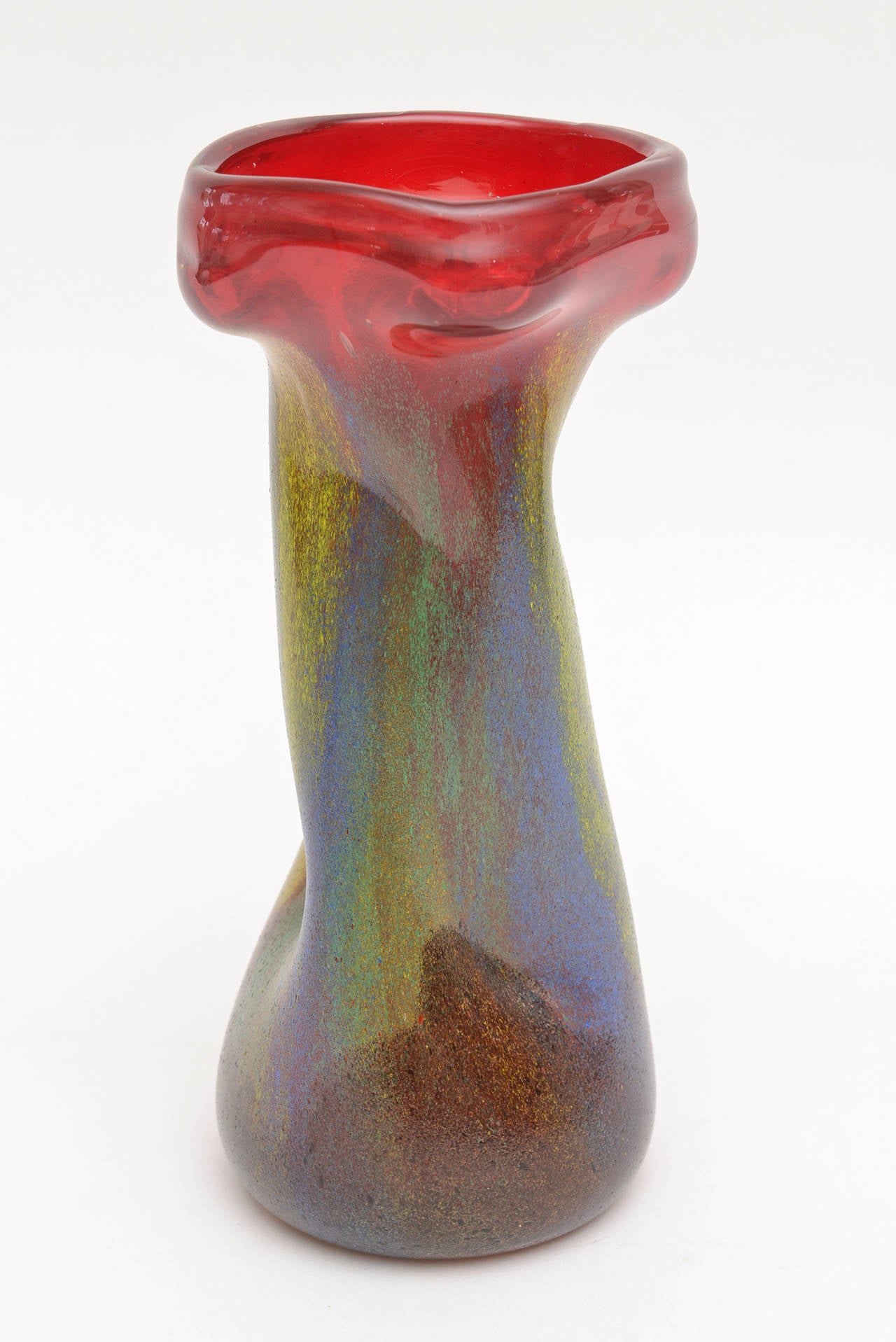 The wonderful painterly quality of this rare and book credited vintage Italian Dino Martens vase has the brilliant red base background. The crushed painterly glass overlay has texture. It is like an abstract painting. The sides are cinched. The rich