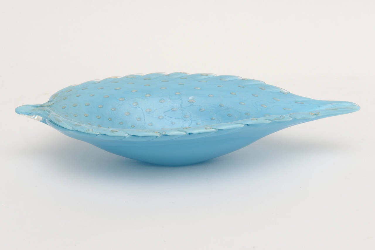 The beautiful color of robins egg blue meets turquoise with gold aventurine almond shaped droplets make this Murano leaf bowl an arresting piece of
glass! Beautiful for serving or just as is.The shape of the bowl resembles a leaf.

The color is