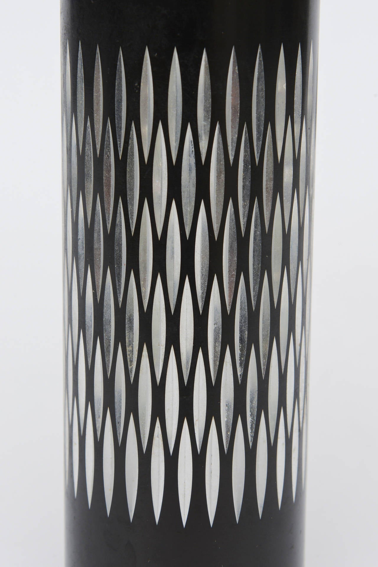 Mid-Century Modern Vase ou porte-plume en métal à motif de diamant Vintage anglais Accessoire de bureau  en vente