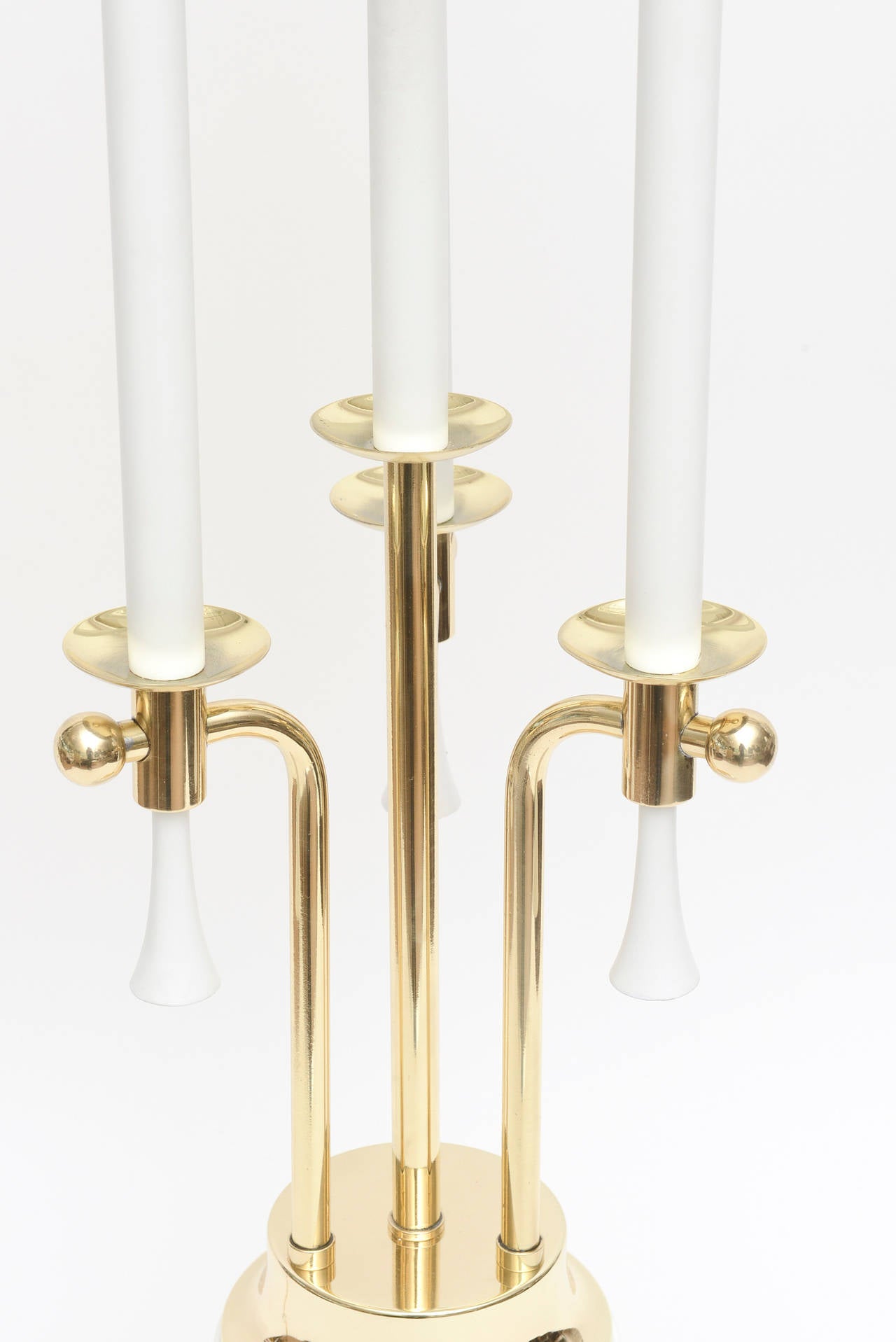 American Tommi Parzinger Style Mid Century Brass and White Lacquered Metal Table Lamp For Sale