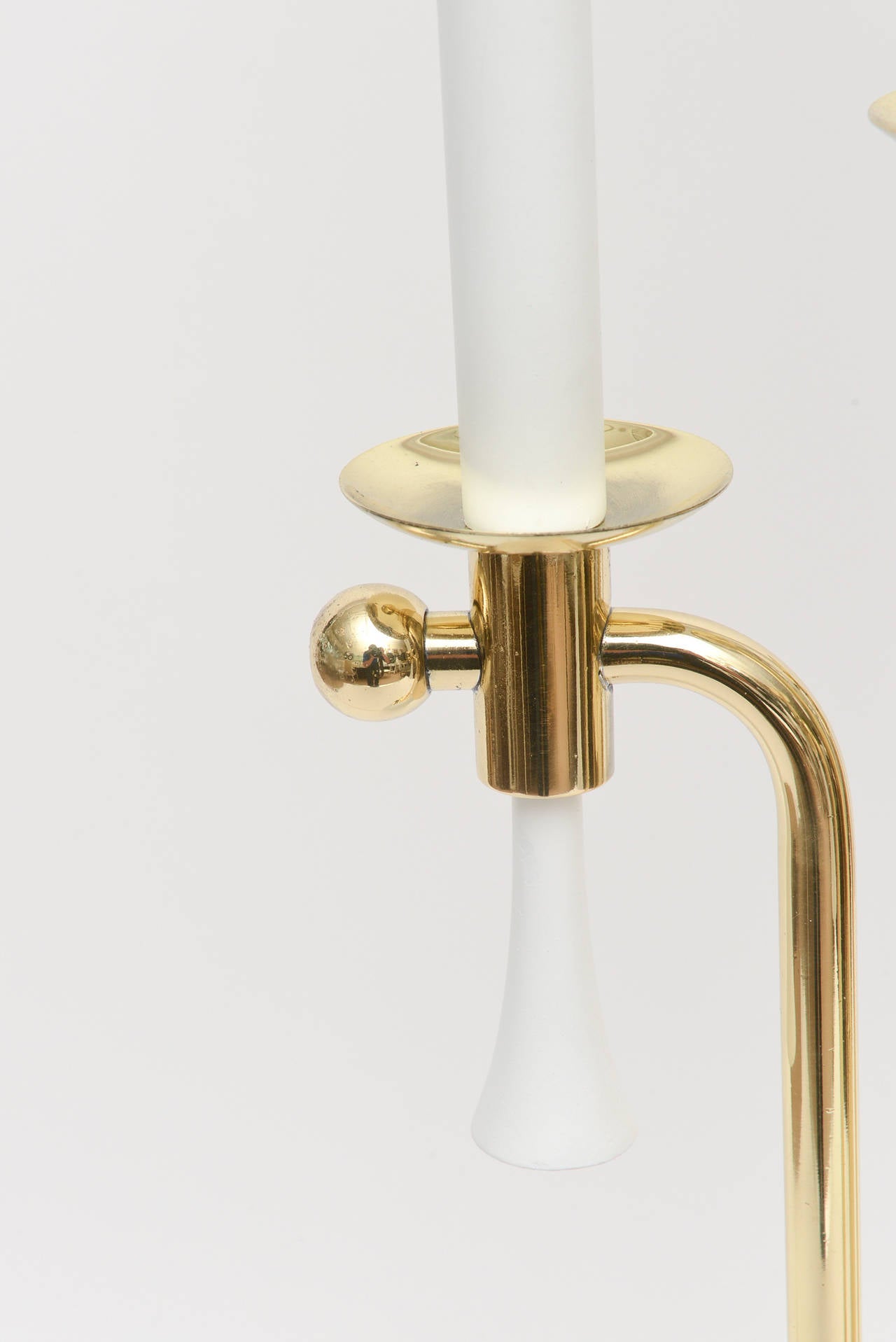 Tommi Parzinger Style Brass and White Lacquered Metal Table Lamp Midcentury Bon état - En vente à North Miami, FL