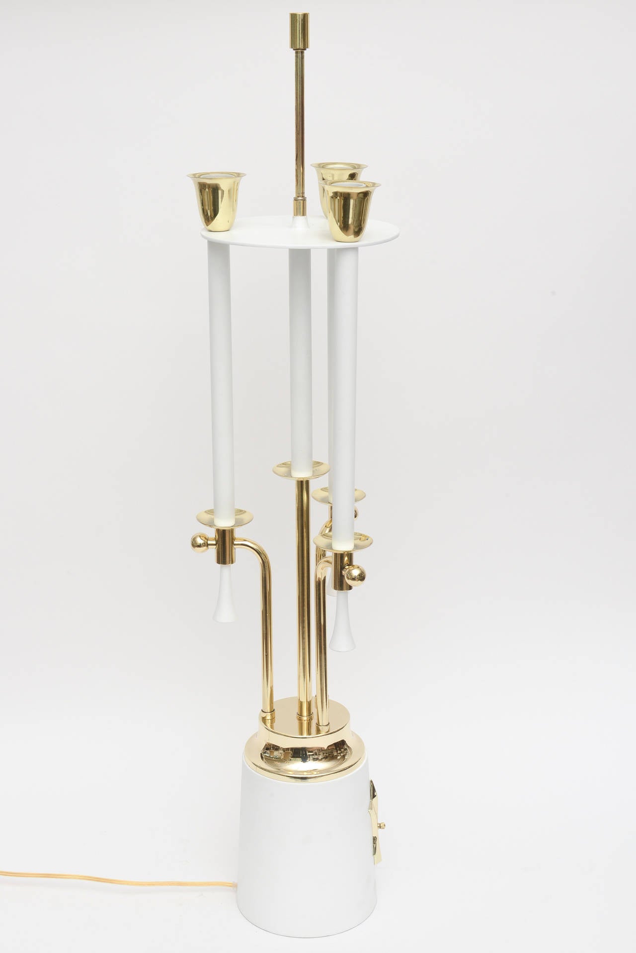 Milieu du XXe siècle Tommi Parzinger Style Brass and White Lacquered Metal Table Lamp Midcentury en vente