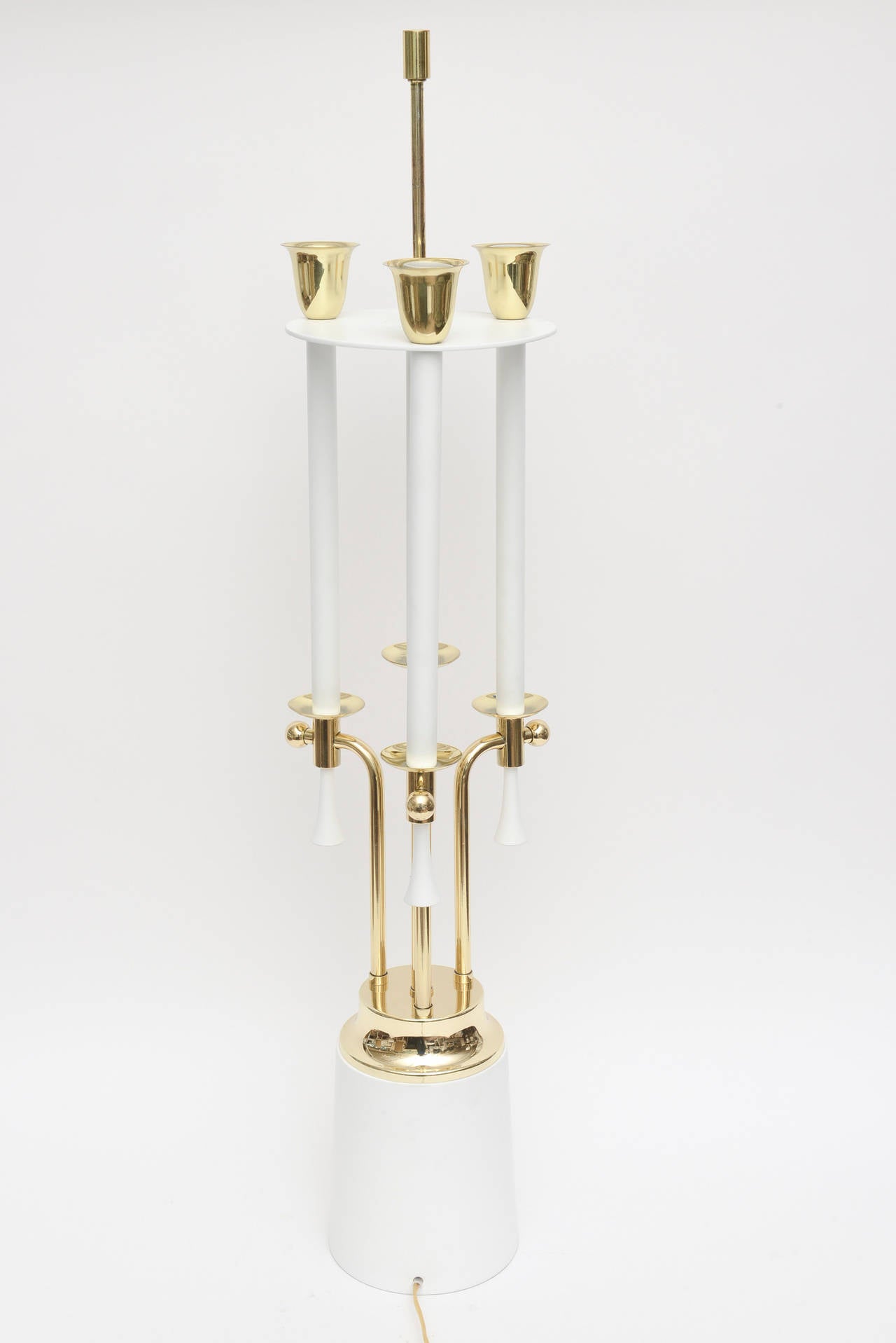 Tommi Parzinger Style Mid Century Brass and White Lacquered Metal Table Lamp For Sale 1