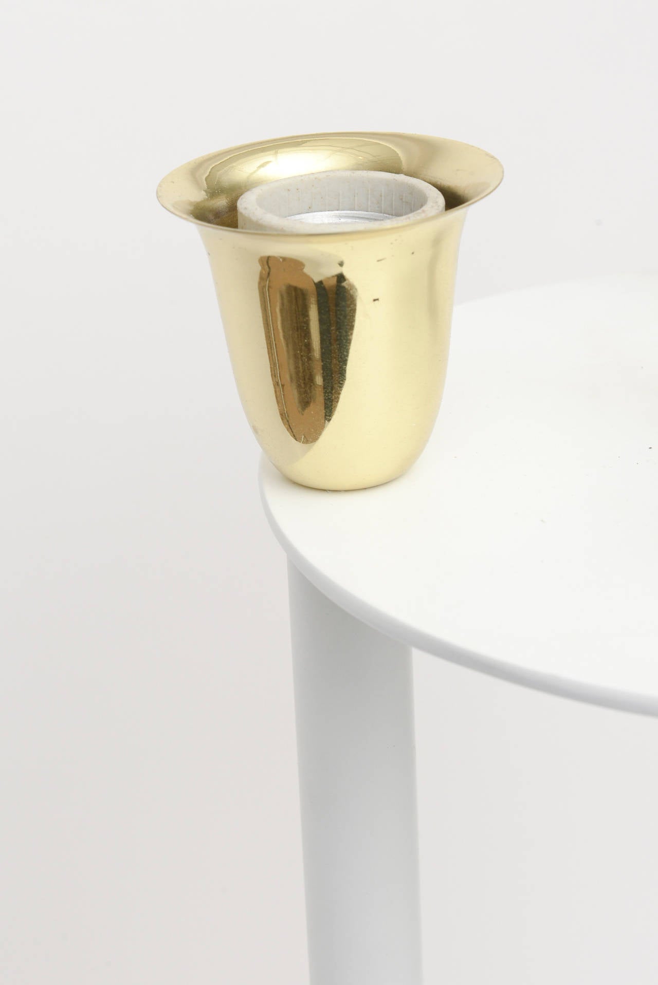 Tommi Parzinger Style Mid Century Brass and White Lacquered Metal Table Lamp For Sale 3