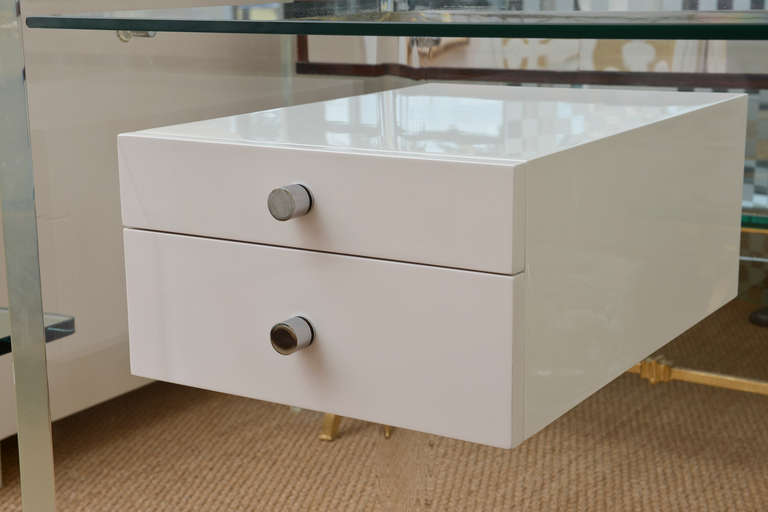 Moderne  Bureau flottant personnalisé en Lucite, acier et laqué blanc à deux tiroirs Vintage en vente