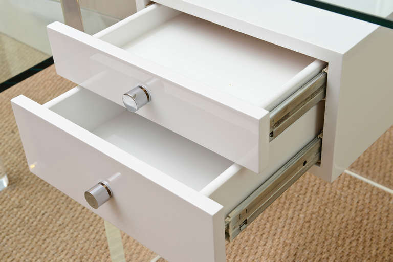  Maßgefertigter Schreibtisch aus schwebendem Lucite, Stahl und weiß lackiertem zwei Schubladen, Vintage (Moderne) im Angebot